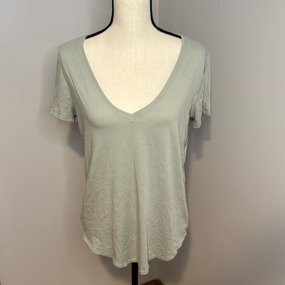 lululemon athletica Tops - Lululemon Women’s Green Short Sleeve V-Neck T-Shirt Top Sz 12 (Missing Size Dot)